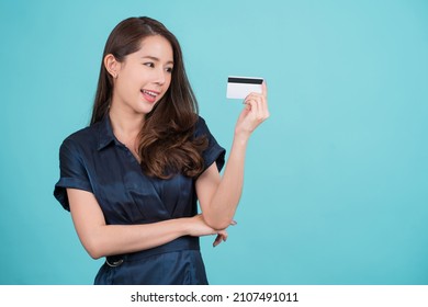 Young Beautiful Asian Woman Smiling, Showing, Presenting Credit Card For Making Payment Or Paying Online Business, Pay A Merchant Or As A Cash Advance For Goods.