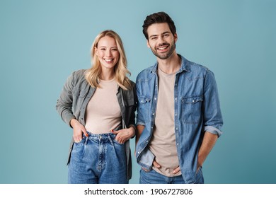 Junge, schöne, kaukasische Mann und Frau lächeln und posieren bei der Kamera einzeln auf blauem Hintergrund