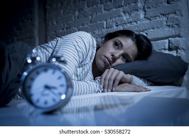 junge schöne hispanische Frau zu Hause schlafen im Schlafzimmer spät in der Nacht im Bett liegen und versucht Schlaflosigkeit Schlafstörungen oder Angst auf Albträume sehen traurig und gestresst