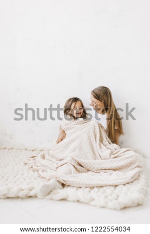 Similar – glückliche Mutter und Baby, die zu Hause im Schlafzimmer spielen.