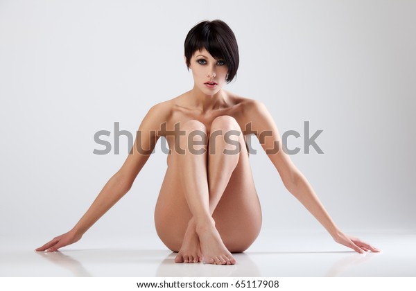 床に座っている若い美しい裸の女性 の写真素材 今すぐ編集