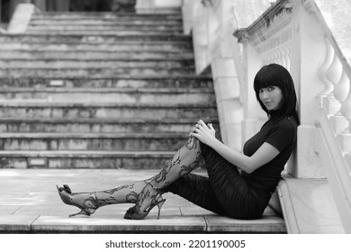  Young Beautiful Short Hair Brunette Woman Stock Photo 2201190005 ...