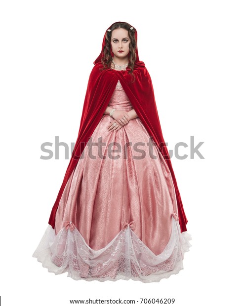 白い背景に長い中世のドレスと赤いマントを着た若い美しい女性 の写真素材 今すぐ編集