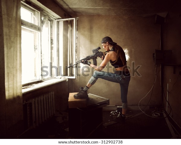 Junge Schone Frau Scharfschutze Und Soldat Stockfoto Jetzt