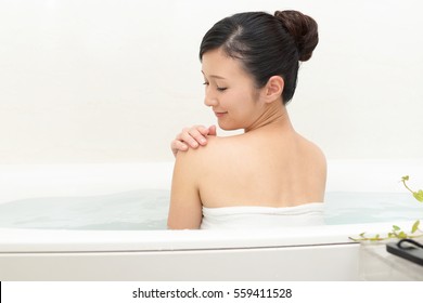 お風呂 リラックス 女性 日本人 High Res Stock Images Shutterstock