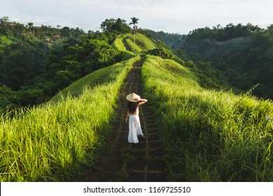 Junge schöne Frau, die auf dem Campuhan Ridge Weg der Künstler, in Bali, Ubud. Schöner, ruhiger sonniger Morgen