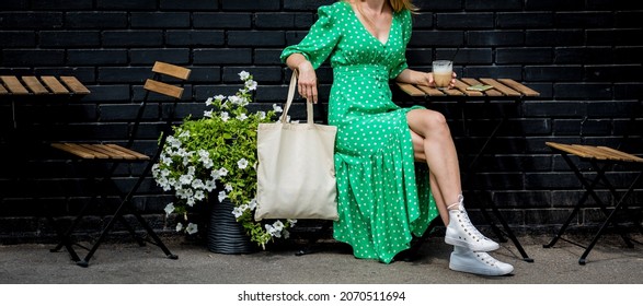 Young Beautyful Woman With Linen Eco Bag On City Background.