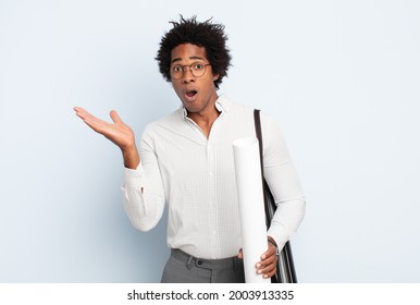 男性 顎に手を当てる の画像 写真素材 ベクター画像 Shutterstock