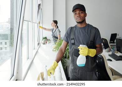 2,285 Black woman cleaning window Images, Stock Photos & Vectors ...