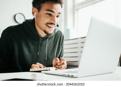 Der junge Schwarze hat einen Videoanruf. Remote-Sitzung mit dem Computer. Fröhliches und fröhliches Lächeln