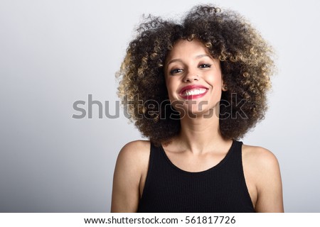 Young Black Woman Afro Hairstyle Smiling Stockfoto Jetzt