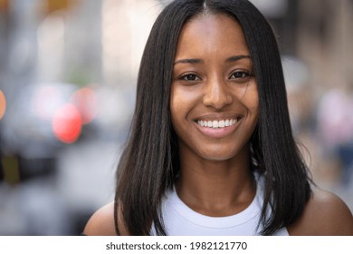Junge schwarze Frau in der Stadt lächelt glückliches Gesichtsporträt