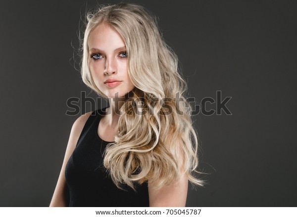 Young Blonde Girl Long Nice Hair Stockfoto Jetzt Bearbeiten