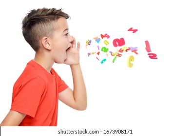 Junge Junge in hellrotem T-Shirt, der Alphabet-Buchstaben ausruft. Sprachtherapie-Konzept auf weißem Hintergrund.