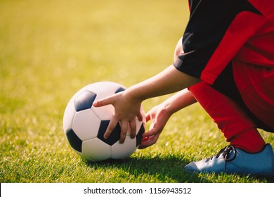 42,223 Child holding ball Images, Stock Photos & Vectors | Shutterstock