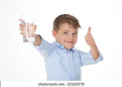 kleiner Junge sagt, dass er ein Glas Wasser hält