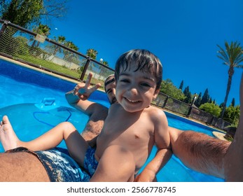 Niño sonriendo mientras flota