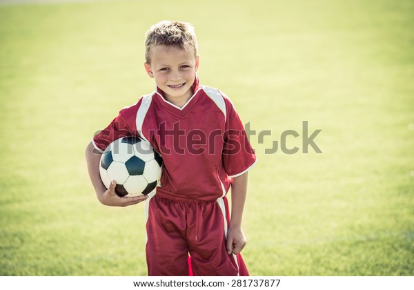 絵のポーズを取るサッカーボールを持つ少年 の写真素材 今すぐ編集