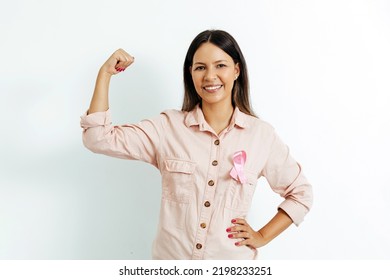 Joven brasileña con cinta de cáncer de mama sobre fondo blanco
