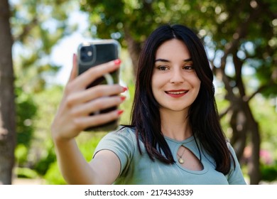  24,476 Girl standing selfie Images, Stock Photos & Vectors | Shutterstock