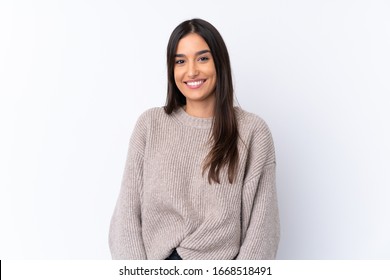 Junge brunettenreiche Frau auf isoliertem weißem Hintergrund, die lacht