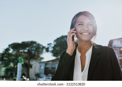 Young Business Salesperson Woman Selling And Prospecting On The Phone. Expert Young And Successful Saleswoman Building Rapport With Her Client. Concept About Salespeople And Closing Sales