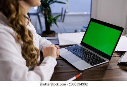 Young Business Woman With Her Laptop - Green Screen Display - Home Shooting