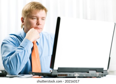 Joven empresario trabaja en laptop