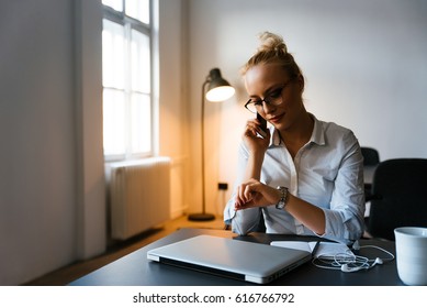 Young Bussines Woman Talking On The Phone In Her Office