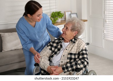 Joven cuidadora asistiendo a ancianas en silla de ruedas en el interior. Servicio de atención de salud en el hogar