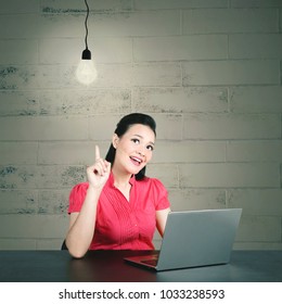 Young Caucasian Business Woman Having Her Aha Moment With Light Bulb