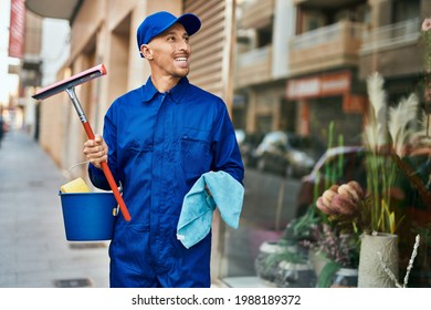 Young caucasian glass washer man smiling happy standing at the city.