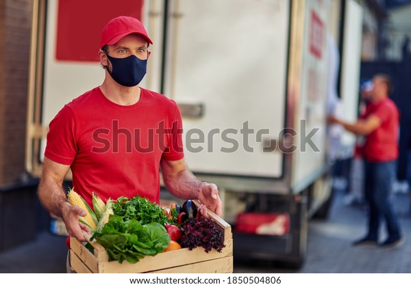 Jeune messager mâle caucasien portant un photo de stock