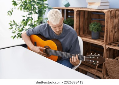 Joven caucásico tocando guitarra