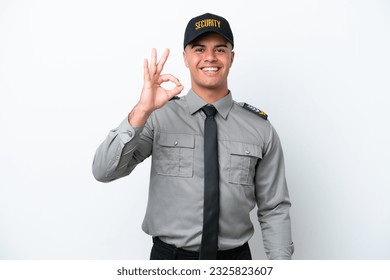 Joven hombre de seguridad caucásico aislado en un fondo blanco que muestra la señal correcta con los dedos
