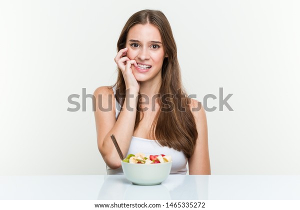 果肉鉢の爪を噛む爪を食べる白人の若い女性 神経質で とても不安 の写真素材 今すぐ編集