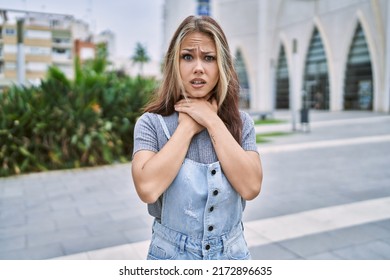 Young caucasian woman outdoors shouting and suffocate because painful strangle. health problem. asphyxiate and suicide concept. 