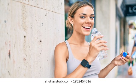 Young Cauciasian Fitness Woman Wearing Sport Clothes Training Outdoors Drinking Fresh Water