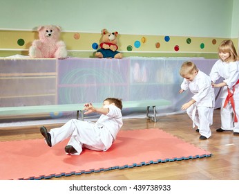 Young Children Are Trained Tumbling On The Mat