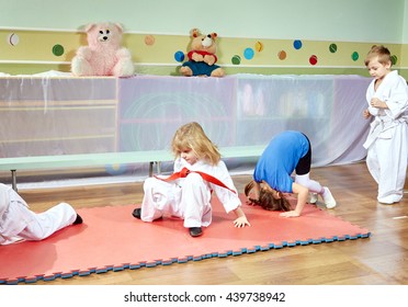 Young Children Are Trained Tumbling On The Mat