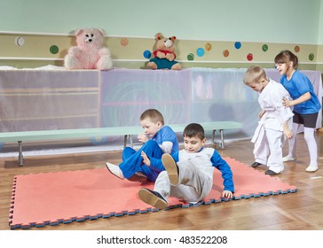 Young Children Are Trained Tumbling On The Mat