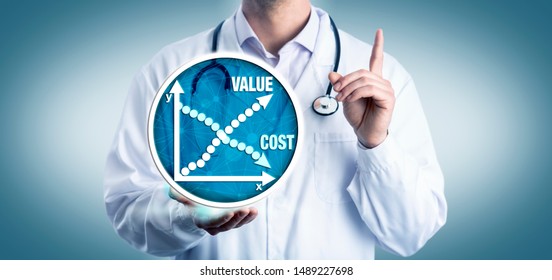 Junge Klinikärztin, die berät, die Kosten im Verhältnis zum Wert der Medizin zu berücksichtigen. Konzept der Gesundheitsfürsorge für die Analyse der wirtschaftlichen Kosteneffizienz, Senkung der medizinischen Kosten, verbesserter Zugang.