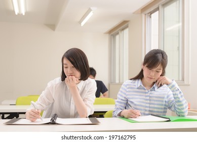 Young college students deciphering a difficult problem
