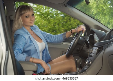 Девушка юбке сидит в машине