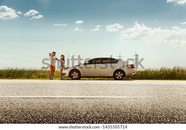 The\
young couple broke down the car while traveling on the way to rest.\
They are trying to fix the broken by their own or should hitchhike,\
getting nervous. Relationship, troubles on the\
road