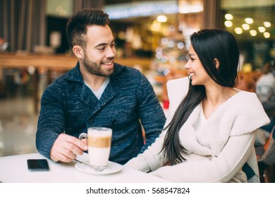 Junge Paare im Café, die Kaffee trinken