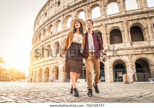 Jeune Couple Au Colisee Rome Photo De Stock Modifiable