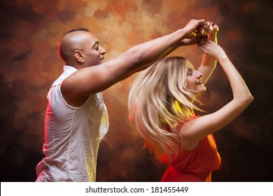 Junge Paare tanzen Caribbean Salsa