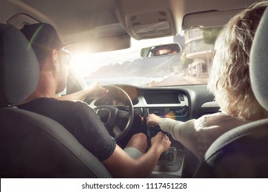 Joven pareja conduciendo en un camión
