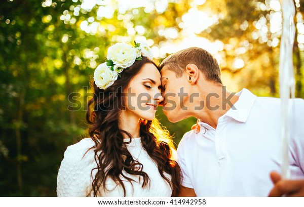 Young Couple Kiss Park Sunrise Closeup の写真素材 今すぐ編集